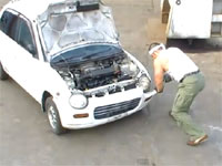 マッチョvs軽自動車。人間が生身の体で車の解体に挑戦。ジャスティス岩倉