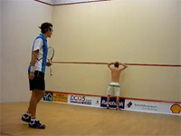 これはアホい。時速280キロのスカッシュのボールを背中で受け止めてみた