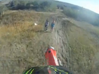 これは酷すぎ動画。ダートバイクでジャンプしたら散歩中の少女たちがいた。