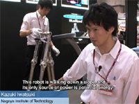 動力源は位置エネルギー。押すだけで歩き続ける二足歩行ロボット。