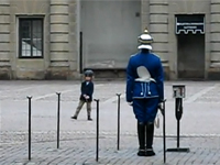 衛兵さんの目の前で動きを真似る小さな男の子のムービー