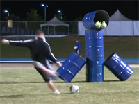 人気ゲーム「アングリー・バード」っぽく神業サッカー・トリックショット！