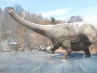 巨大恐竜が氷の上を優雅にアイススケート、デンバー美術館の恐竜展のＰＶが面白い