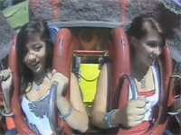 絶叫マシンでおっぱいが気になる動画。コメント欄も「おっぱい」「おっぱい」