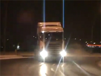 トレーラーの頭の部分が北海道で華麗にドリフトしてた