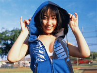 佐藤寛子 岩場でセクシーポーズ