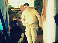 これが戦場。休憩しているところをタリバンのスナイパーに狙撃される映像。