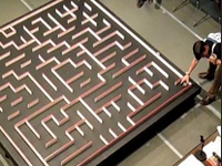 凄過ぎロボット。大きな迷路を一瞬でクリアー。壁にも当たらず。