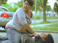 ボーイフレンドを路上でフルボッコ、電車内でフルボッコ、パワーのある女性の暴行映像