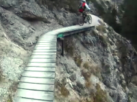 マウンテンバイクで崖っぷちサイクリング。タイヤがちょっとでも滑ったらアウト