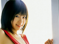 北村ひとみ よつんばいでバストの谷間をアピール