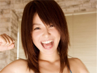 中島愛里 ストライプ柄と赤のビキニを身につけて波打ち際を元気に走り回ったり、戯れる