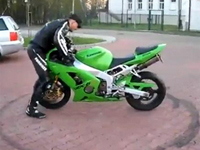 バイクのアクセルをチェックしていたら…