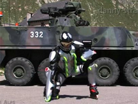 全身ローラーのローラーマンが世界中を滑走するよ！