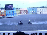 バイクのスタントショーで車と正面衝突してしまう！これはヤバイ！