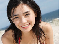 倉科カナ 赤の柄系ビキニを身につけて海の中ではしゃいだり、元気にポーズ