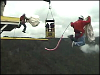 飛び降りてから仲間を使って空中でバンジージャンプしてパラシュートで忙しい