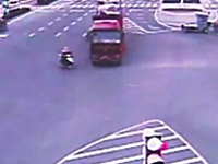 中国。これで助かったのが信じられないという恐ろしい交通事故の映像