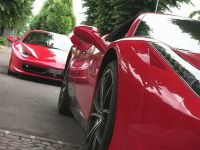 モンツァ・サーキットの近くにはフェラーリで混雑するガソリンスタンドがある。