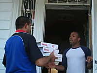 ドミノピザの人がかわいそう過ぎてフイタｗ困惑するデリバリーマンｗ