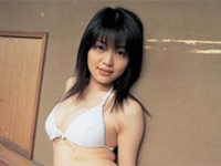 山口愛実 ネオン煌めくステージでセクシー水着をまとってバストの谷間をアピール