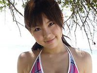 疋田紗也 ビーチ、赤のビキニ水着を着て戯れたり、走ったり、岩場でポーズ