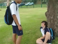 挑発した苛めっ子が鋭いバックスピンキックで返り討ちに。一撃ノックアウト。