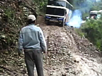 死の道と呼ばれるボリビアの険しい峠道でバスが崖から転落してしまう瞬間
