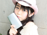 峯岸みなみ ライトグリーンのビキニに身を包んでビーチでポーズ