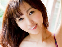 吉木りさ ピンクのチェック柄ヌーブラ姿のウェイトレスコスプレ