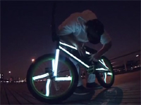 一歩間違えたら死ぬぞｗ ピカピカBMXで夜の街を駆け巡る！