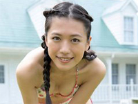 甲斐麻美 スイーツをほお張りながらキュートな表情を魅せる