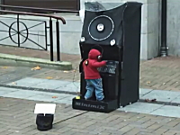 小さなミニミニＤＪがノリノリだ動画。これは欽ちゃんの仮装大賞に使えるな