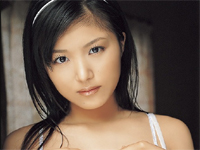 愛衣 柄系ビキニ姿でポーズ