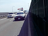 高速道路？を歩いていてパトカーにぴったりマークされている女性の実況…。