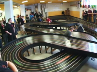 操縦者は見えているのか？あまりにも早すぎて残像しか見えないスロットカー