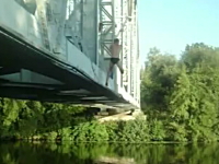 そっちかよｗ鉄橋でターザンスイングしたら痛い事になってしまった動画