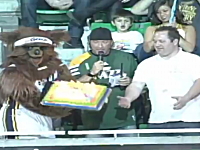 火のついたケーキが降ってきた！？NBAユタ・ジャズのベアー君の大失態