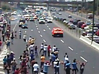 後続車ビックリ。一般道でも無茶するロビー・ゴードン。2012ダカールラリー