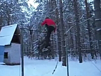 動きが怪しいから失敗痛いかと思ったのに。鉄棒で凄い技を披露する少年