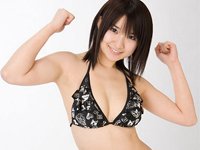 尾崎ナナ 水色のストライプ柄ビキニ水着になってベッドの上でポーズ