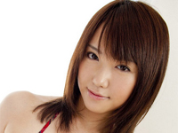 浅倉結希 バスタブの縁にまたがってローションを黒の水着のボディに塗りつけながらセクシー誘惑ポーズ