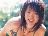 谷澤恵里香 お花が浮いたお風呂、ブルーのチューブトップビキニ姿で巨乳バストをゴシゴシ洗う