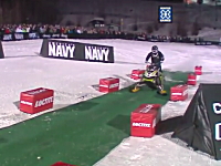 スノーモービルでＥ難度の大技フロントフリップを成功させちゃう。