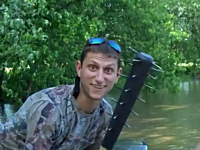 色々なヒャッハー的な武器で飛び跳ねる魚を捕らえようとする野郎たち動画。