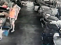 市場で短パンギャルのお尻をペロンと触った野郎が蹴飛ばされる監視カメラ
