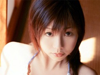 小泉麻耶 岩場、黒のセクシー水着を身につけて豊満なバストを魅せる