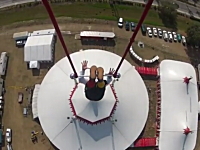 命綱無しの命がけサーカス。ヘリコプターに吊られて上空でスタントする動画