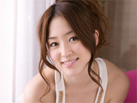 井上舞妃子 コートを羽織った白のランジェリーを身につけてセクシーポーズ