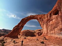 凄い場所だな。大自然のトンネル？を使ったロープスイング。ヒャッホー！